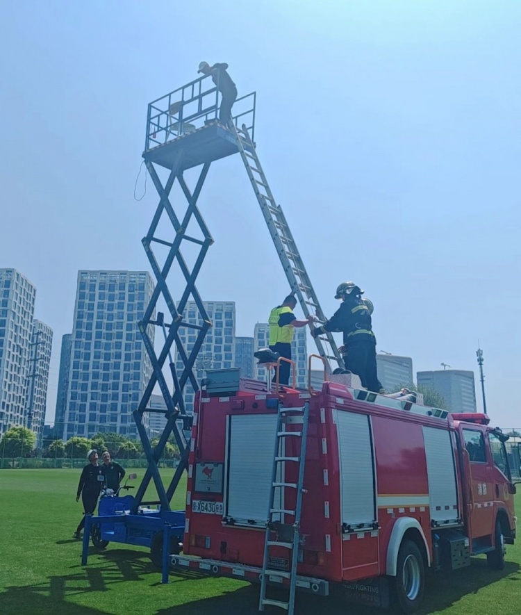 囧！国安基地拍摄人员被困空中，丰台消防成功施救