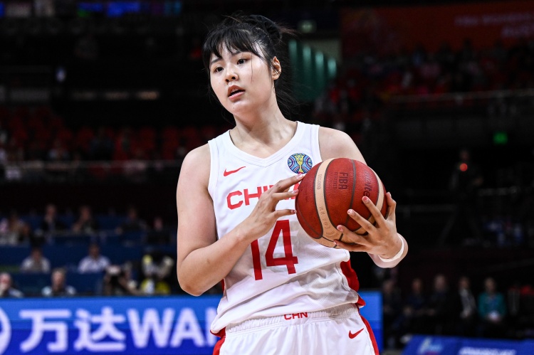 WNBA火花主帅猛夸李月汝 她是训练营开始后最大的惊喜